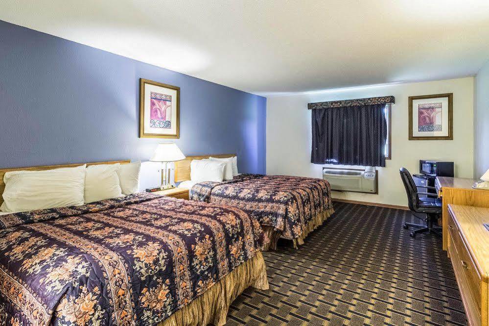 Rodeway Inn ブレイナード エクステリア 写真